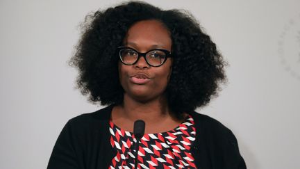 La porte-parole du gouvernement Sibeth Ndiaye lors d'une conférence de presse à la sortie du conseil des ministres, à l'Elysée, à Paris, le 30 avril 2019. (LUDOVIC MARIN / AFP)