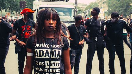 Le 13 juin 2020, des dizaines de milliers de personnes se sont rassemblees à Paris afin de réclamer justice et vérité pour Adama Traoré. (LAURENT PERPIGNA IBAN / HANS LUCAS / AFP)