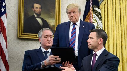 Donald Trump, le ministre guatémaltèque de l'Intérieur, Enrique Degenhart (à gauche) et le secrétaire américain par intérim à la Sécurité intérieure, Kevin K. McAleenan (à droite) lors de la signature&nbsp;de l'accord concernant les demandeurs d'asile transitant par le Guatemala, le 26 juillet 2019 à Washington (Etats-Unis).&nbsp; (BRENDAN SMIALOWSKI / AFP)