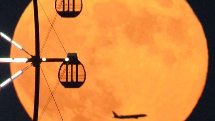 La Lune la plus grande de l'année derrière la grande roue d'un parc de la capitale japonaise, le 28 septembre 2015.
 (Newscom / SIPA)