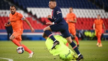 Kylian Mbappé au duel avec le gardien de Montpellier Jonas Omlin le 22 janvier 2021 (FRANCK FIFE / AFP)