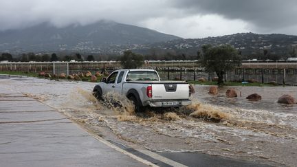 Une route inondée près de l'aéroport d'Ajaccio (Corse-du-Sud), samedi 21 décembre 2019. (PASCAL POCHARD-CASABIANCA / AFP)