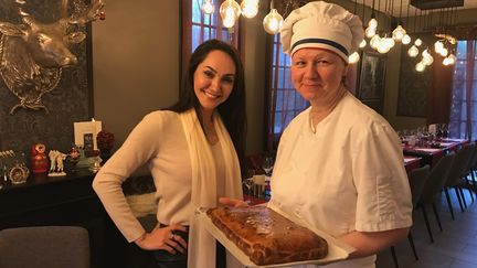 Leïli et Helena présentant leur koulibiac au "Relais Russe"&nbsp;&nbsp; (LAURENT MARIOTTE / RADIO FRANCE)