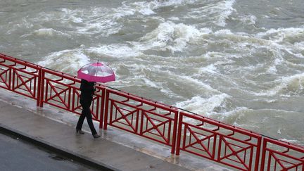 Une femme traverse un pont à&nbsp;Pont-de-Roide (Doubs), le 4 janvier 2018. (MAXPPP)