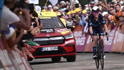 Annemiek van Vleuten arrive sur la ligne d'arrivée de la 7e étape du Tour de France femmes, le 30 juillet 2022. (JEFF PACHOUD / AFP)