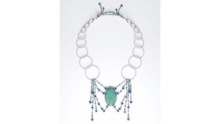 Collier en or blanc, serti d’une opale d’Australie verte taille cabochon de 115 carats, de 1188 diamants, de 158 tourmalines bleues et de 30 tanzanites violettes, Chaumet
 (DR)