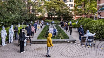 Des habitants de Shangai durant la pandémie de Covid-19, le 1er avril 2022. (YANG FAN / XINHUA / AFP)