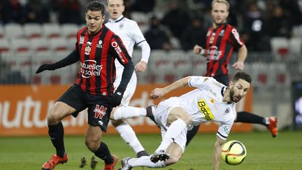 Hatem Ben Arfa (Nice) destabilise Yoann Andreu (Angers) (VALERY HACHE / AFP)