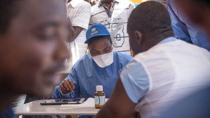 Une infirmière de l'OMS participe à une campagne de vaccination contre Ebola, le 21 mai 2018, à Mbandaka (République démocratique du Congo). (JUNIOR D. KANNAH / AFP)