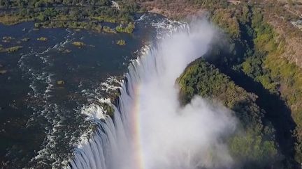 Les chutes Victoria&nbsp;sont encore plus larges et plus grandes que les célèbres chutes du Niagara, aux Etats-Unis. (CAPTURE ECRAN FRANCE 2)