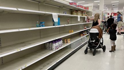 Une femme achetant du lait infantile dans un magasin Target à Annapolis (Maryland), le 16 mai 2022. (JIM WATSON / AFP)