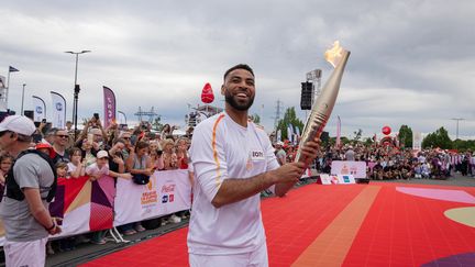 Le volleyeur Earvin Ngapeth, champion olympique à Tokyo avec les Bleus, n'a pas smashé la flamme olympique, mais s'est contenté de la porter aux abords du Futuroscope, près de Poitiers, samedi 25 mai. (MATHIEU HERDUIN / LA NOUVELLE REPUBLIQUE / MAXPPP)