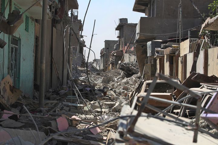 Les décombres de voitures et de bâtiments envahissent les rues étroites de la vieille ville de Mossoul (Irak), le 21 juin 2017. (AFP)