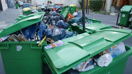 Des poubelles d&eacute;bordent pr&egrave;s de la place de la Nation &agrave; Paris, le 8 octobre 2015. (FRANCOIS PAULETTO / CITIZENSIDE.COM / AFP)