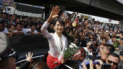 Retenue en Birmanie depuis 24 ans, la d&eacute;put&eacute;e&nbsp;Aung San Suu Kyi a effectu&eacute; son premier d&eacute;placement en&nbsp;Tha&iuml;lande pour apporter son soutien &agrave; ses compatriotes install&eacute;s dans le pays, le 30 mai 2012. (© SUKREE SUKPLANG / REUTERS / X90021)