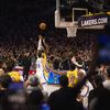 Ce tir en suspension, dans la nuit de mardi à mercredi, a permis à LeBron James de battre le record de points en saison régulière de la NBA. (ZACH BEEKER / NBAE / GETTY IMAGES)