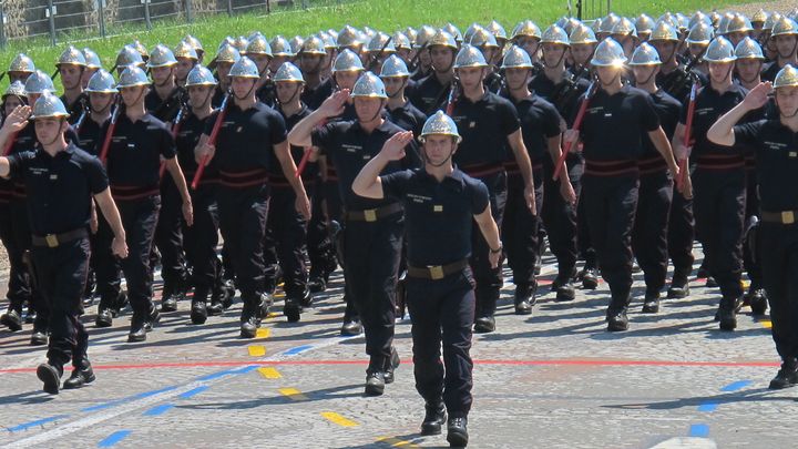 Le capitaine Stanislas Mouska, ici au premier plan lors des r&eacute;p&eacute;titions au camp de Satory, le 9 juillet 2013 &agrave; Versailles (Yvelines), d&eacute;filera en t&ecirc;te de&nbsp;la Brigade des sapeurs-pompiers de Paris, lors des c&eacute;r&eacute;monies du 14-Juillet. (CHRISTOPHE RAUZY / FRANCETV INFO)