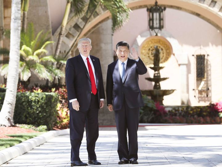 Donald Trump et le président chinois Xi Jinping à Mar-a-Lago (Floride, Etats-Unis), le 7 avril 2017. (LAN HONGGUANG / NURPHOTO / AFP)