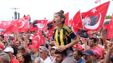 Des supporters du principal candidat de l'opposition, Muharrem Ince, lors d'un meeting à Istanbul (Turquie) samedi 23 juin 2018. (NATHANAËL CHARBONNIER / RADIO FRANCE)