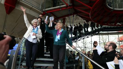 Des membres de l'association suisse Aînées pour la protection du climat célèbrent leur victoire devant la Cour européenne des droits de l'homme face à l'Etat suisse, le 9 avril 2024, à Strasbourg (France). (FREDERICK FLORIN / AFP)