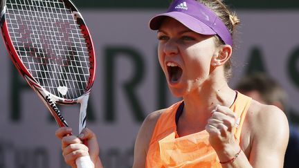 La Roumaine Simona Halep c&eacute;l&egrave;bre l'un de ses points, le 7 juin 2014, lors de sa finale de Roland-Garros face &agrave; la Russe Maria Sharapova, &agrave; Paris. (PATRICK KOVARIK / AFP)