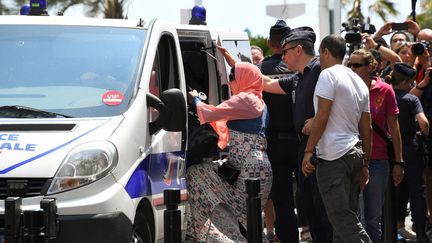 Une dizaine de femmes ont été arrêtées par la police alors qu'elles projetaient de se baigner en burkini à Cannes, à l'appel de l'activiste Rachid Nekkaz.
 (Anne-Christine Poujoulat / AFP)