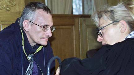 Francis Heaulme, à gauche, en face de son avocate, Liliane Glock,&nbsp;le 19 novembre 2002, devant la cour d'assises de Meurthe-et-Moselle, à Nancy. (JEAN-CHRISTOPHE VERHAEGEN / AFP)