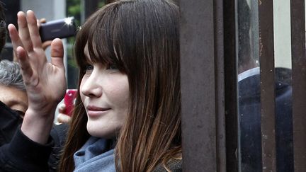 Carla Bruni-Sarkozy lors du second tour de l'&eacute;lection pr&eacute;sidentielle, le 6 mai 2012, &agrave; Paris. (JEAN-PAUL PELISSIER / REUTERS)