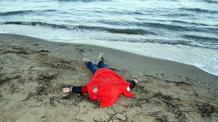 Le corps inanim&eacute; de Galip, 5 ans,&nbsp;le fr&egrave;re a&icirc;n&eacute; d'Aylan,&nbsp;a &eacute;t&eacute; retrouv&eacute; sur la plage de Bodrum (Turquie), le 2 septembre 2015. ( ANADOLU AGENCY / AFP)