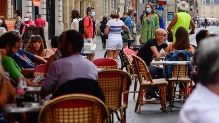 Du monde en terrasse à Bordeaux, mi-septembre, malgré le coronavirus. (CAROLINE BLUMBERG / EPA)