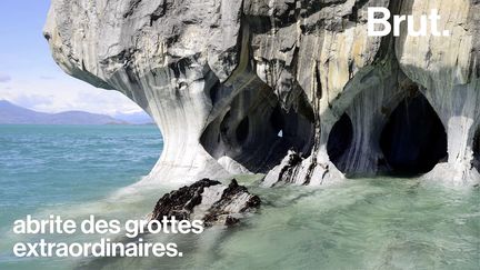 Dans ce lac chilien, l'érosion et les puissants courants ont sculpté des grottes extraordinaires.