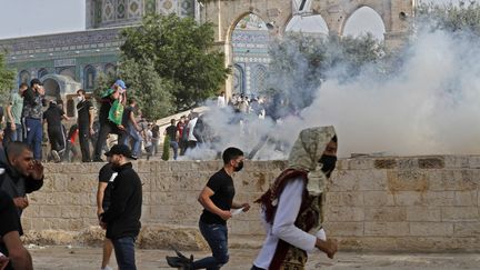 Des affrontements entre des manifestants palestiniens et les forces de sécurité israéliennes ont eu lieu sur l'esplanade des Mosquées, à Jérusalem, le&nbsp;10&nbsp;mai 2021 (AHMAD GHARABLI / AFP)