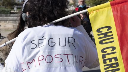 Une infirmière manifeste pour réclamer plus de moyens, le 15 octobre 2020, à Paris. (NICOLAS PORTNOI / HANS LUCAS / AFP)