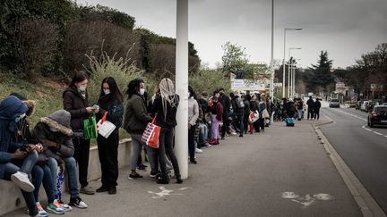 File d'attente d'étudiants lors d'une distribution alimentaire à l'université de Perpignan, le 3 mars 2021. (NICOLAS PARENT / MAXPPP)