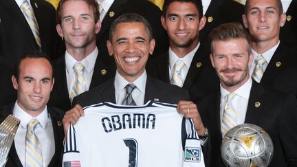 Barack Obama, avec &agrave; sa gauche David Beckham,&nbsp;a re&ccedil;u l'&eacute;quipe de foot Los Angeles Galaxy &agrave; la Maison Blanche (Washington), mardi 15 mai 2012. (MANDEL NGAN / AFP)