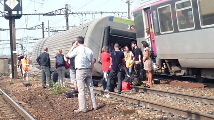 Une voiture renvers&eacute;e apr&egrave;s le d&eacute;raillement d'un train &agrave; Br&eacute;tigny-sur-Orge (Essonne), le 13 juillet 2013. (A.-J.CASSAIGNE / AFP)