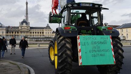 Un tracteur lors d'une manifestation de producteurs laitiers près de l'Ecole militaire à Paris, le 13 février 2024. (LUDOVIC MARIN / AFP)