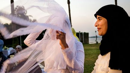 Gehad, étudiante, fête son mariage avec Abdullah, journaliste d'Al Jazeera. Ils ont obtenu, contre l'avis de leurs familles membres des Frères musulmans, de réunir hommes et femmes pour leur réception.  ( Pauline Beugnies / Génération Tahrir)