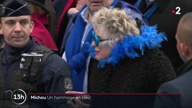 Michou : un hommage tout en bleu