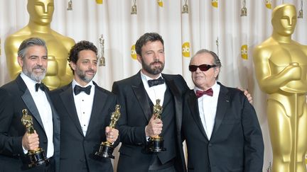 George Clooney, Grant Heslov, producteurs, et l'acteur, producteur et réalisateur de "Argo" Ben Affleck, au côté de Jack Nicholson qui vient de leur remettre l'Oscar du meilleur film lors de la 85e cérémonie des Oscars, le 24 février 2013
 (JOE KLAMAR / AFP)