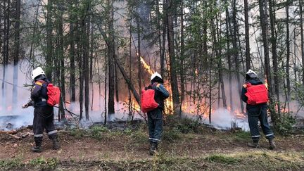 Des pompiers russes luttent contre un incendie en Sibérie, le 13 août 2021 à Yakoutsk (Russie). (RUSSIAN EMERGENCY SITUATIONS MINISTRY / AFP)