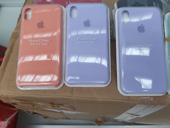 Parmi l'importante saisie des douanes sur la foire outlet de Nice, ces fausses coques d'iPhone. (DOUANES DES ALPES MARITIMES)