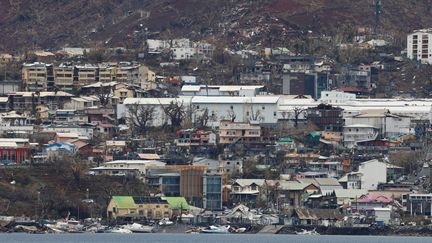 La ville de Mamoudzou à Mayotte après le passage du cyclone Chido, le 9 décembre 2024. (LUDOVIC MARIN / POOL / VIA AFP)