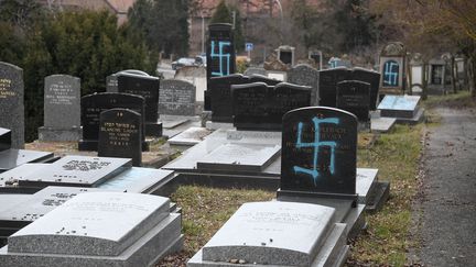 Des stèles profanées à&nbsp;Quatzenheim (Bas-Rhin), le 19 février 2019.&nbsp; (FREDERICK FLORIN / AFP)