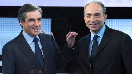 Fran&ccedil;ois Fillon (G) et Jean-Fran&ccedil;ois Cop&eacute;, sur le plateau de France 2, le 25 octobre 2012. (MIGUEL MEDINA / AFP)