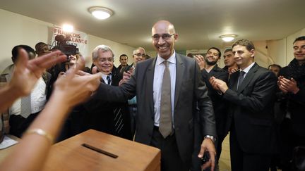 Harlem D&eacute;sir, le 11 octobre 2012, dans son bureau de vote d'Aulnay-sous-Bois (Seine-Saint-Denis). (KENZO TRIBOUILLARD / AFP)