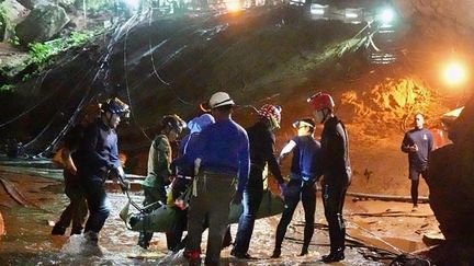 Une photo non datée du sauvetage des enfants et de leur entraîneur de foot prisonniers d'une grotte inondée au nord de la Thaïlande, entre le 8 et le 10 juillet 2018. (HANDOUT / ROYAL THAI NAVY)