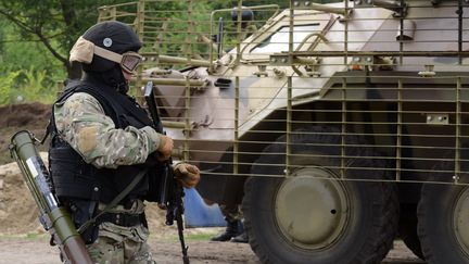 Un soldat ukrainien le 20 juin 2014&nbsp;&agrave; Izyum, pr&egrave;s de Donetsk (Ukraine). (SERGEY BOBOK / AFP)