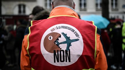 Un membre de la CGT affiche son opposition à la privatisation du groupe Aéroports de Paris lors d'une manifestation de "gilets jaunes", le 13 mars 2019 devant l'Assemblée nationale à Paris. (PHILIPPE LOPEZ / AFP)