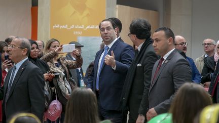 Le Premier ministre tunisien, Youssef Chahed, lors d'une visite à la Foire du livre de Tunis le 5 avril 2019. (YASSINE GAIDI / ANADOLU AGENCY)